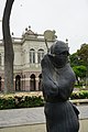 Estatua de tapada frente al Pabellón Morisco del Parque de la Exposición