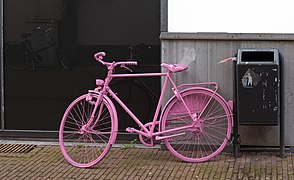 Arnhem, fiets voor Giro d'Italia in steegje van de Ketelstraat foto8 2016-04-17 18.12.jpg