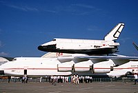 1989年6月，參加巴黎國際航空太空展並搭載着暴風雪號航天飛機的安-225運輸機。