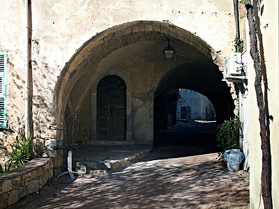 Passage unter einem Haus im Dorf