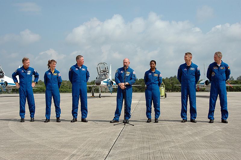 File:Crew arrives at Kennedy.jpg