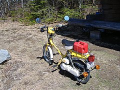 Honda NC50 de 1980. Underbone amb motor muntat al basculant.