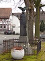 Kriegerdenkmal am Bach vor der Brücke