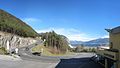 Haarnadelkurve der Zirlerbergstraße, dahinter die Martinswand und das Inntal mit am Horizont befindlichen Tuxer Alpen