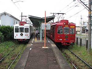 日前宮駅で並ぶ いちご電車（左）とおもちゃ電車（右）