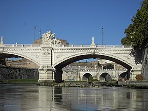 Vestígios perto da Ponte Vittorio Emanuele II. Mais acima, a Ponte Élio ("Ponte de Adriano").