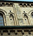 Corniches, corbeaux sculptés, arcades aveugles, à l’extérieur de l'abbaye aux Dames de Caen, Normandie