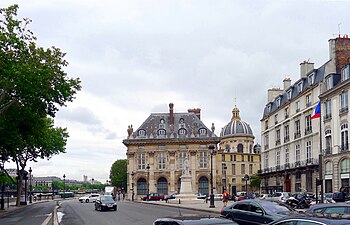 Le quai avec l'Institut en arrière-plan.