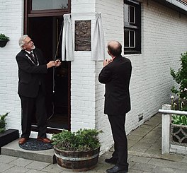 Boargemaster Arlman (l.) by de ûntbleating fan in plakette ta oantins fan Peter Sterkenburg (2005)