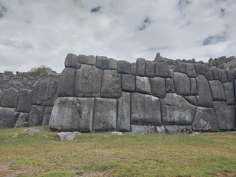 File:Muros megaliticos Saqsaywaman.jpg