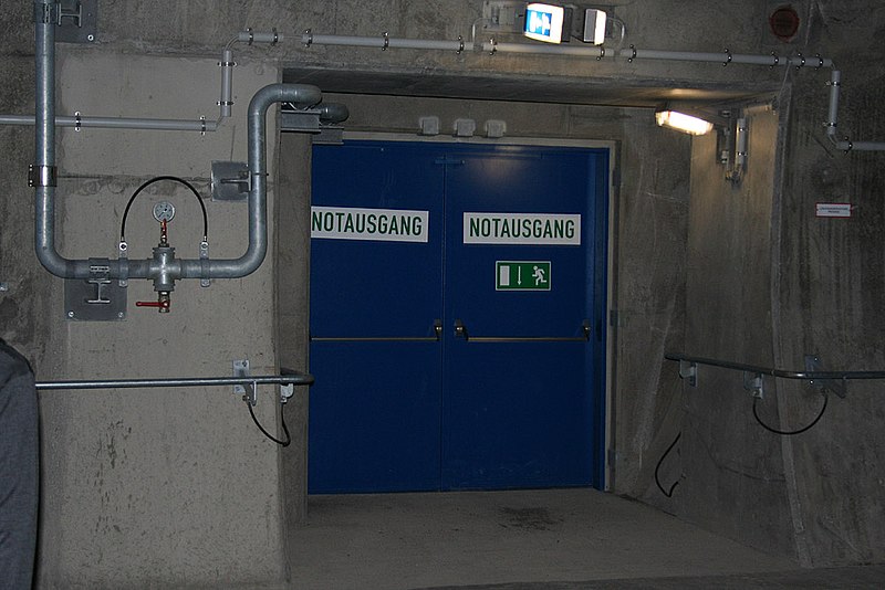 File:Notausgang Euerwang innen.jpg