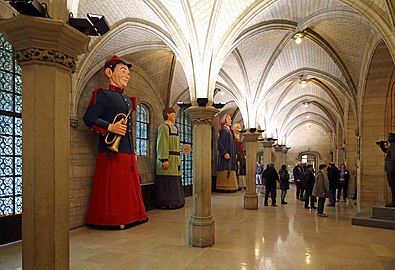 Interieur van het stadhuis, met de stadsreuzen