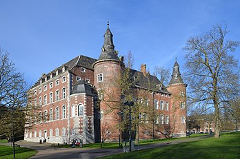 Château de Monceau-sur-Sambre de style mosan à Charleroi vu depuis le sud-est. (définition réelle 4 342 × 2 877)