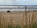 Blick in die Gegenrichtung über den Strand und den Bootsanlager der Anlage