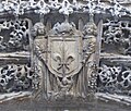 La fleur de lys de la façade principale, l'emblème du fondateur du collège