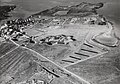 Festningen 1938, med kystradiostasjonen Vardø radio, Stegelneset kapell, kirkegården og Steilneset i sør. Hus langs Festningsgata og i byen er ennå urørt av allierte bomber og tyskernes brann under andre verdenskrig. Foto: Nasjonalbiblioteket