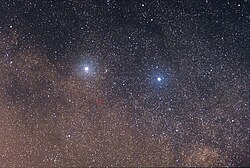 센타우루스자리 알파 AB는 왼쪽의 밝은 별로, 붉은 원 안의 프록시마 센타우리와 함께 삼중성계를 구성한다. 오른쪽 밝은 별은 이들과 관계없는 하다르(센타우루스자리 베타)이다.