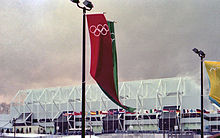 Une halle et les drapeaux des pays participant aux Jeux.