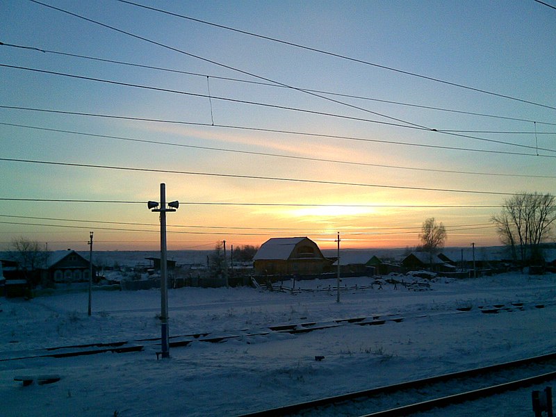 File:Sundown on stations - panoramio.jpg