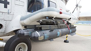 AGM-114M Hellfire II missile(INERT) mounted on JMSDF SH-60K(8404) left front view at Maizuru Air Station July 29, 2017 01.jpg