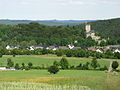 Burg Kerpen (Eifel), vorne rechts der Eifelsteig.