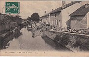 Sur les berges du ruisseau Les Roisses vers 1920.