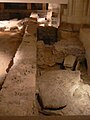 Mur de droite des thermes bordé par les sarcophages de la nécropole mérovingienne