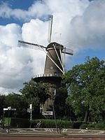 Molen met op voorgrond een zonnewijzer (2006)