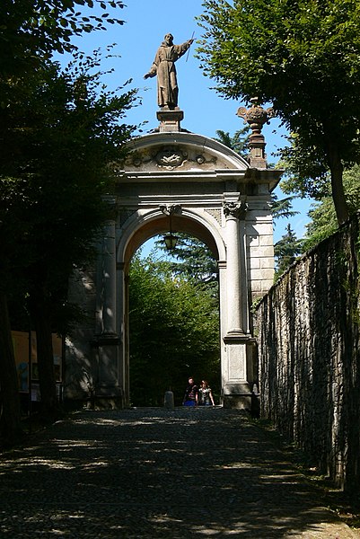 File:Orta Sacro Monte - Eingangstor.jpg