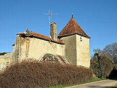 Ancienne maison avec tours carrées.