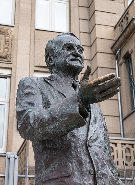 File:Düsseldorf, Johannes-Rau-Denkmal -- 2015 -- 8219.jpg