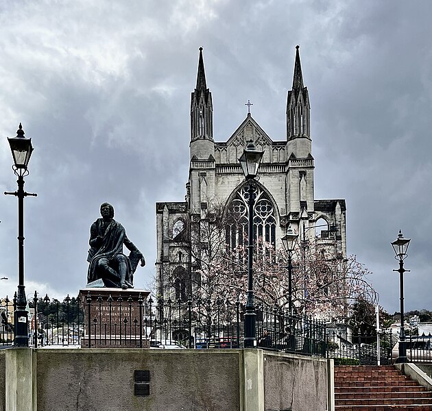 File:Looking at Robbie Burns Statue, St Paul’s Anglican Cathedral (centre), The Octagon, Dunedin, Otago.jpg