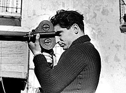 Robert Capa Eyemo filmfelvevővel (fotó: Gerda Taro, 1937)