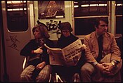 a Fràui, wo ìm Näi Yorker U-Bààhn d’ New York Post düat laasa, ànna 1974