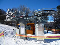 Gare de départ d'un téléski à enrouleurs moderne