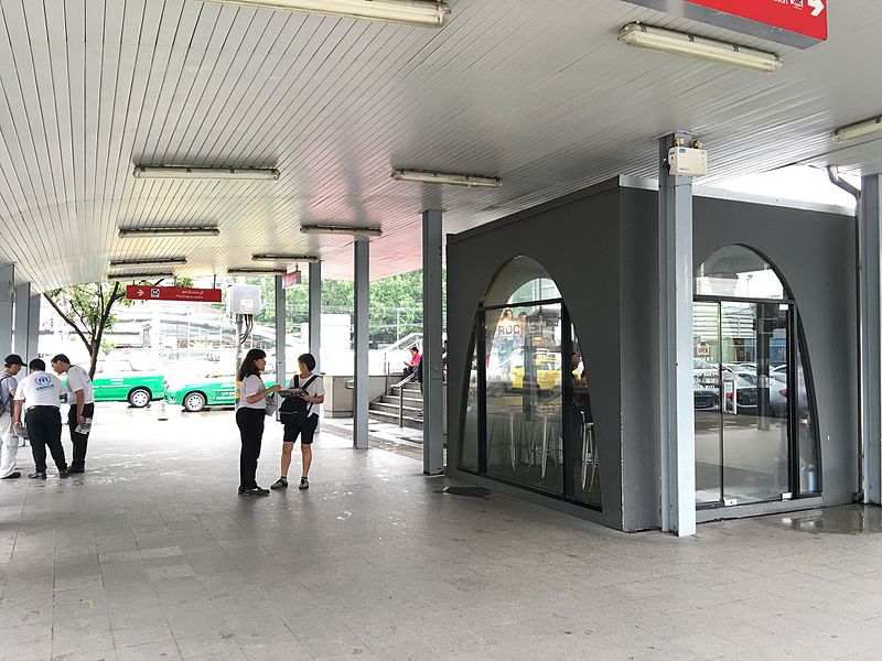 File:Walkway Phetchaburi MRT - Makkasan ARL Station (2).jpg