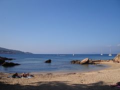 Plage du village naturiste Héliopolis sur l'île du Levant.