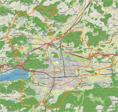 Mapa konturowa Klagenfurtu am Wörthersee, blisko centrum na prawo znajduje się punkt z opisem „KLU”