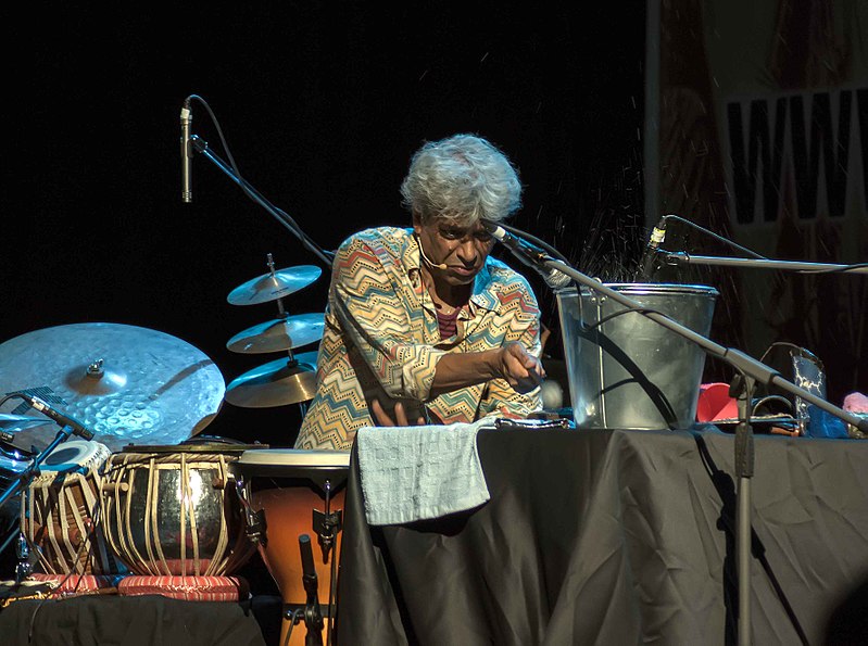 File:Trilok Gurtu Band 13.jpg