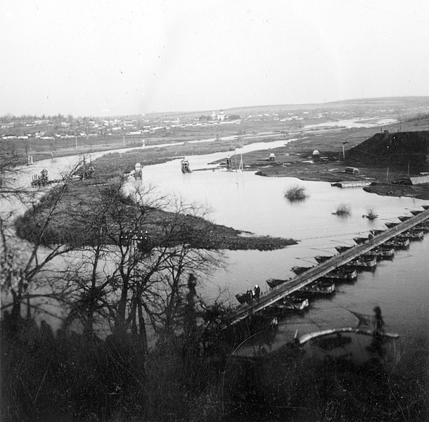 File:A Déli-Bug folyó 1941. október végén. A pontonhidat a Magyar Királyi Török Ignác II. utászzászlóalj építette. Fortepan 14018.jpg