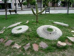 Ruedas de piedra de molinos antiguos.