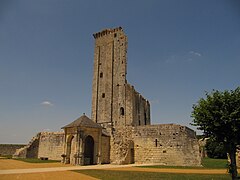 Les ruines du donjon et de son enveloppe.