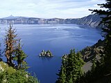 Crater Lake, med Phantom Ship en bit från strandkanten.