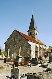 Façade ouest dans l'enclos paroissial.