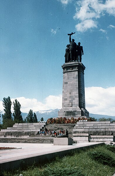 File:Sofia um 1970, Sowjetisches Ehrenmal.jpg