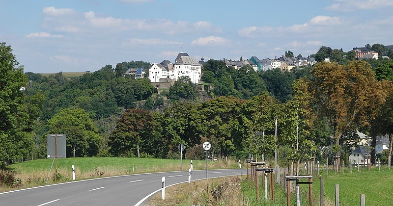 File:20170905200DR Wolkenstein Panorama mit dem Schloß.jpg