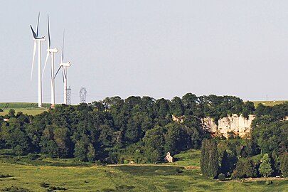 Chapelle N.D. de la Roche-d'Hys et éoliennes de Poroy.