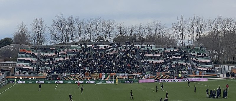 File:Curva sud stadio Penzo Venezia 2023.jpeg