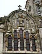 Gevel van de basiliek Sainte-Marie-Madeleine de Vézelay: de verlengde vensteropeningen met heiligenbeelden eromheen; 13e eeuw.