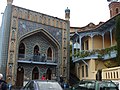 Bains Orbeliani et maison à balcon de bois.